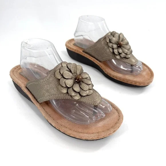 Clarks Artisan Women's Bronze Leather Flower Thong Sandals Size 10 M - Picture 1 of 8